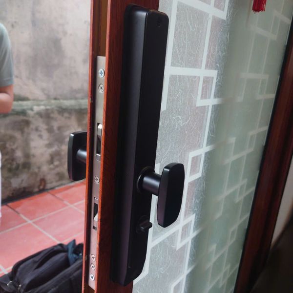 Khóa cửa lùa vân tay Kardos SmartLock A109 TN Đen - lắp đặt thực tế