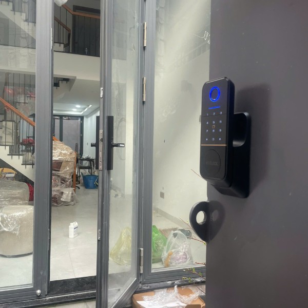 Khóa cửa cổng thông minh AVOLOCK AG 47 chính hãng - lắp đặt thực tế