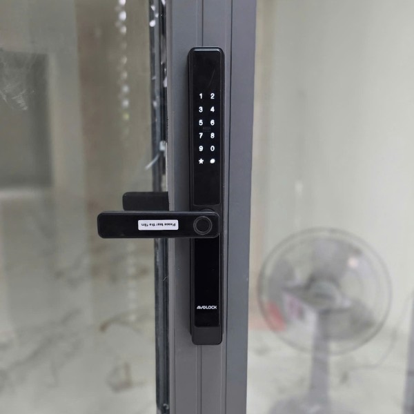Khóa cửa nhôm vân tay AVOLOCK AN 382 chính hãng - lắp đặt thực tế