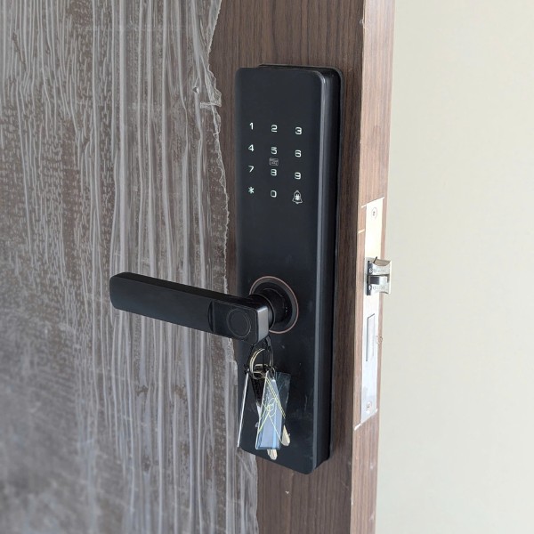 Khóa cửa vân tay AVOLOCK AV 60 (Đen / Đồng) chính hãng - lắp đặt thực tế