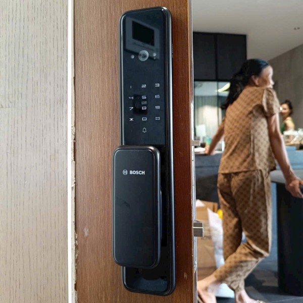 Khóa cửa Bosch EL 600FV Face 3D và camera