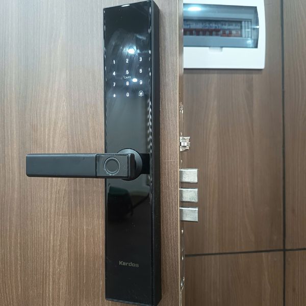 Khóa cửa vân tay Kardos GT32 dùng app TTLock, pin AA