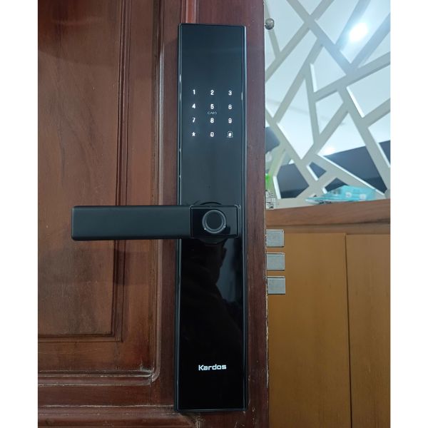Khóa cửa vân tay Kardos GT32 dùng app TTLock, pin AA - mặt sau