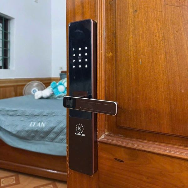 Khóa cửa vân tay Kassler KL567 CNC Copper - lắp đặt thực tế