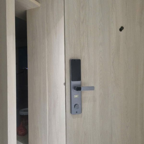 Khóa cửa vân tay Kassler KL567 CNC Gray - lắp đặt thực tế