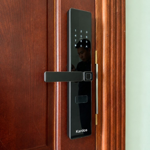 Khóa cửa vân tay Kardos SmartLock Q5 CNC Đen - chi tiết