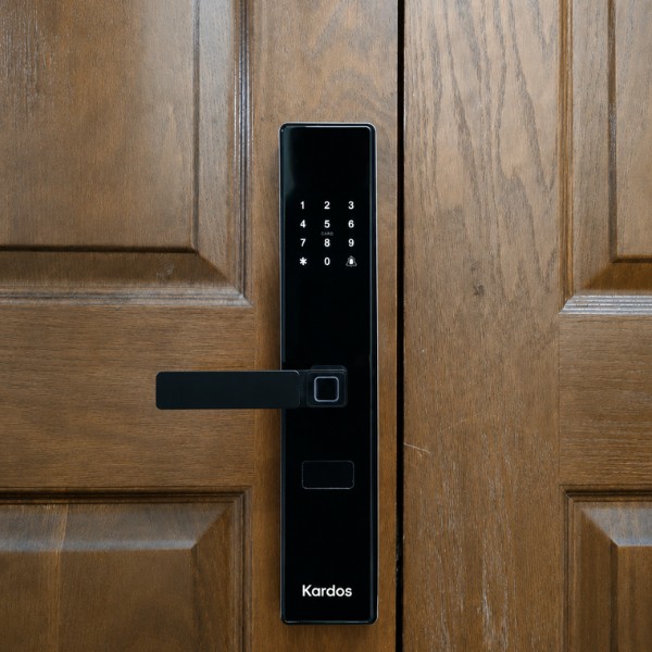 Khóa cửa vân tay Kardos SmartLock Q5 CNC Đen - lắp đặt thực tế